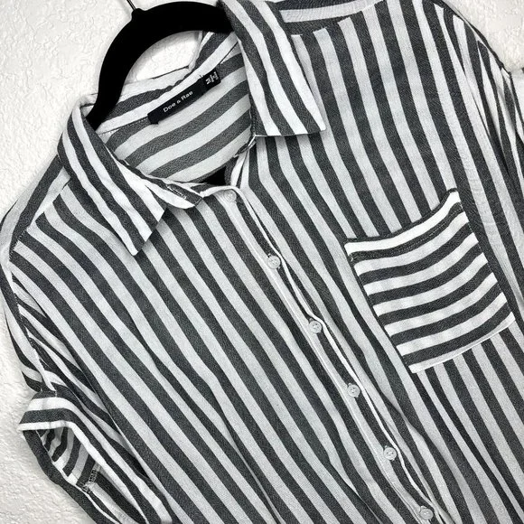 SOLD ON EBAY DOE + Rae Womens Gray and White Striped Button Up Top Size M - Picture 2 of 7